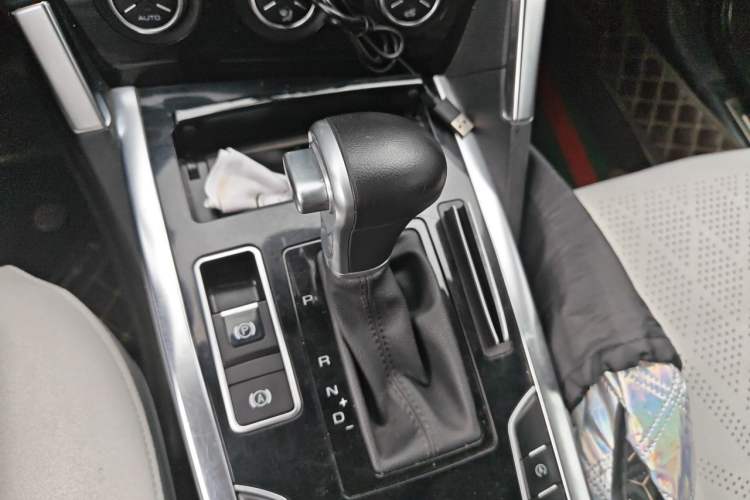 Used Haval H7 2016 Blue-Label H7 2.0T Automatic Elite Model Gear Lever