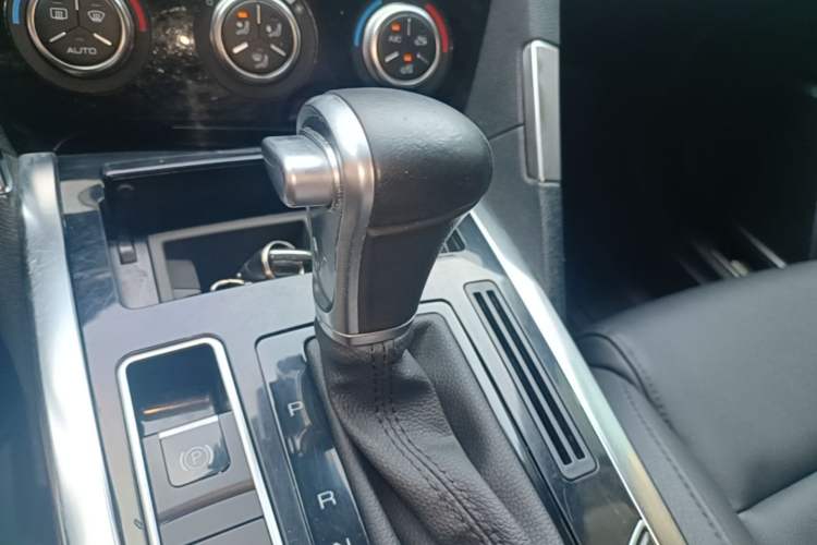 Used Haval H7 2016 Blue-Label H7 2.0T Automatic Elite Model Gear Lever