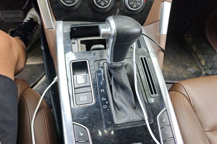 Used Haval H7 2016 Blue-Label H7 2.0T Automatic Elite Model Gear Lever