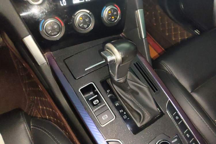 Used Haval H7 2016 Blue-Label H7 2.0T Automatic Elite Model Gear Lever
