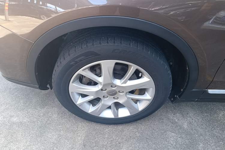 Used Haval H7 2016 Blue-Label H7 2.0T Automatic Elite Model Left Front Wheel Hub