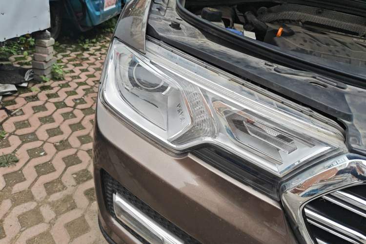 Used Haval H7 2016 Blue-Label H7 2.0T Automatic Elite Model Right Front Headlight