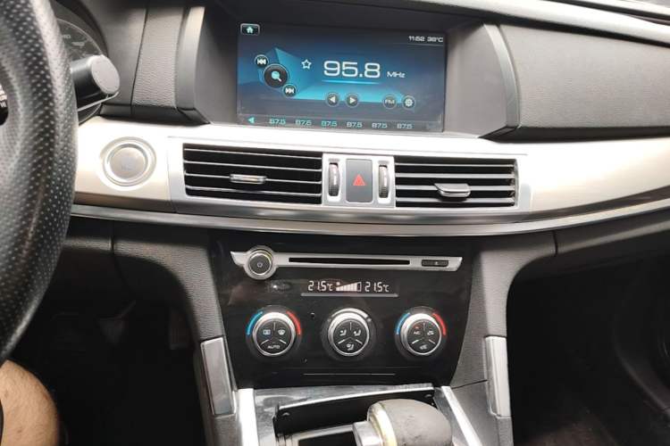 Used Haval H7 2016 Blue-Label H7 2.0T Automatic Elite Model Audio And AC Panel