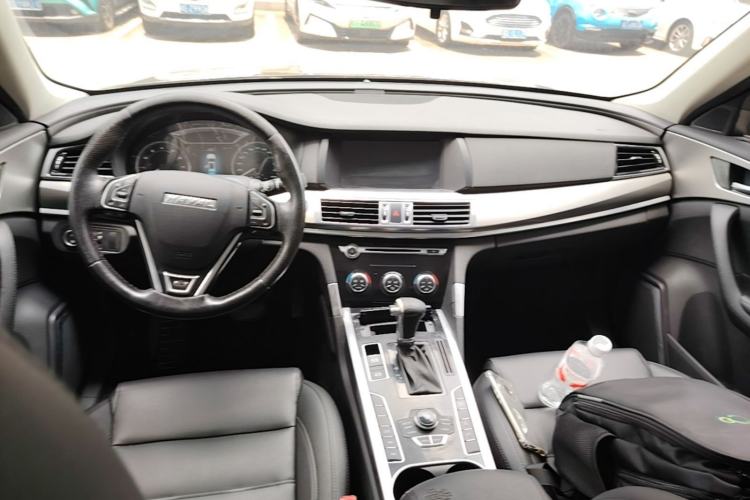 Used Haval H7 2016 Blue-Label H7 2.0T Automatic Elite Model Center Console