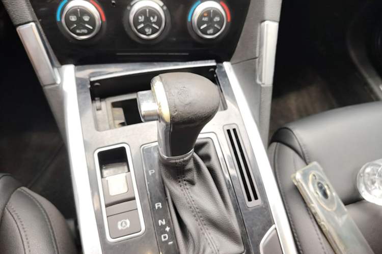 Used Haval H7 2016 Blue-Label H7 2.0T Automatic Elite Model Gear Lever