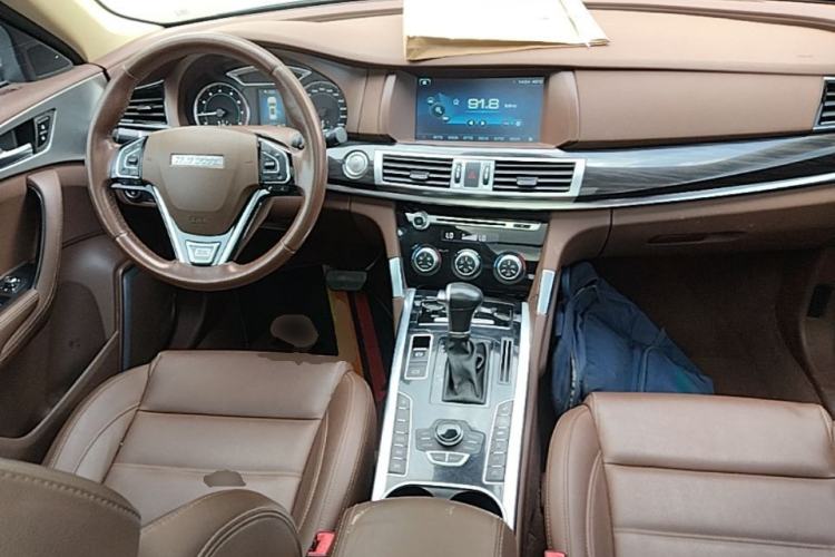 Used Haval H7 2016 Blue-Label H7 2.0T Automatic Elite Model Center Console
