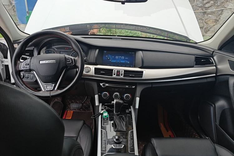 Used Haval H7 2016 Blue-Label H7 2.0T Automatic Elite Model Center Console