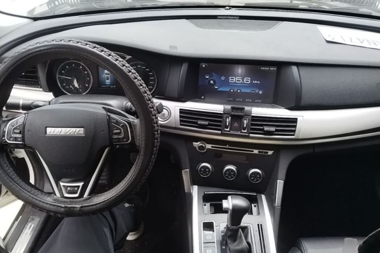 Used Haval H7 2016 Blue-Label H7 2.0T Automatic Elite Model Center Console