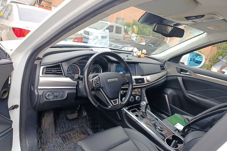 Used Haval H7 2016 Blue-Label H7 2.0T Automatic Elite Model Center Console