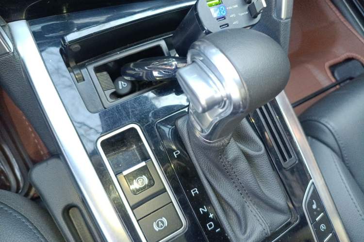 Used Haval H7 2016 Blue-Label H7 2.0T Automatic Elite Model Gear Lever