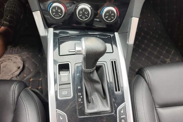Used Haval H7 2016 Blue-Label H7 2.0T Automatic Elite Model Gear Lever