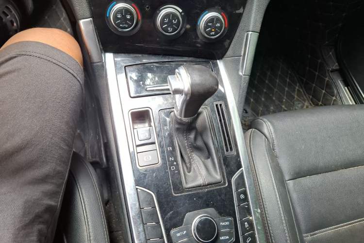 Used Haval H7 2016 Blue-Label H7 2.0T Automatic Elite Model Gear Lever