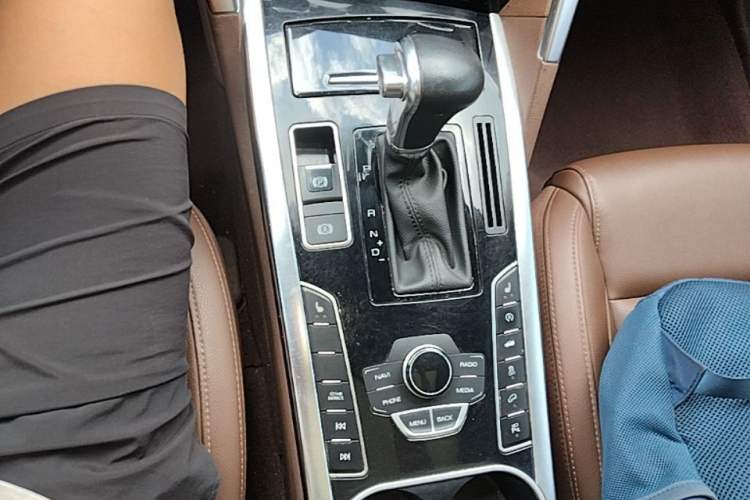 Used Haval H7 2016 Blue-Label H7 2.0T Automatic Elite Model Gear Lever