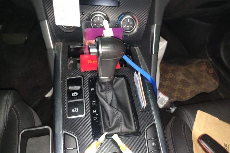 Used Haval H7 2016 Blue-Label H7 2.0T Automatic Elite Model Gear Lever