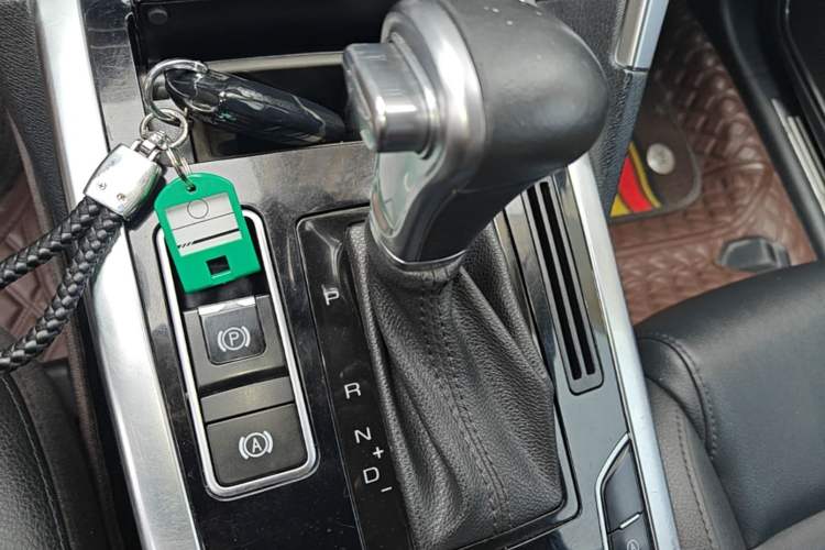 Used Haval H7 2016 Blue-Label H7 2.0T Automatic Elite Model Gear Lever