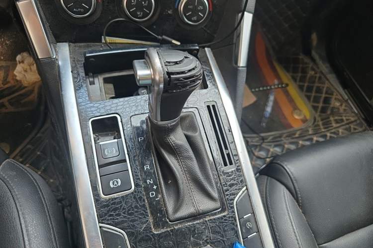 Used Haval H7 2016 Blue-Label H7 2.0T Automatic Elite Model Gear Lever