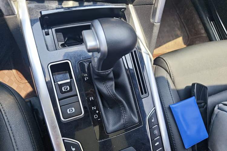 Used Haval H7 2016 Blue-Label H7 2.0T Automatic Elite Model Gear Lever