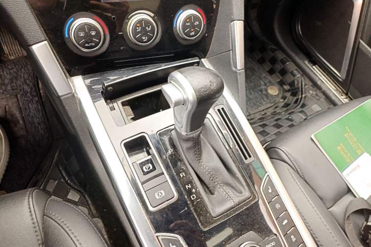 Used Haval H7 2016 Blue-Label H7 2.0T Automatic Elite Model Gear Lever