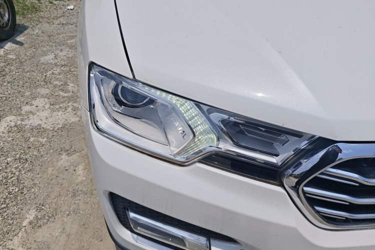 Used Haval H7 2016 Blue-Label H7 2.0T Automatic Elite Model Right Front Headlight