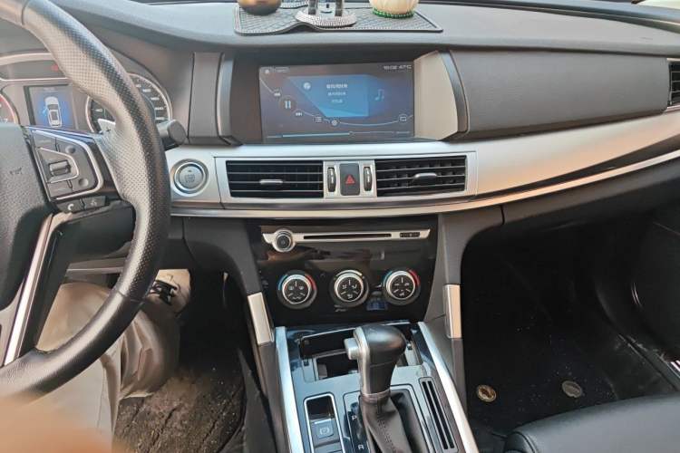 Used Haval H7 2017 Red-Label H7 2.0T Automatic Luxury Model Audio And AC Panel