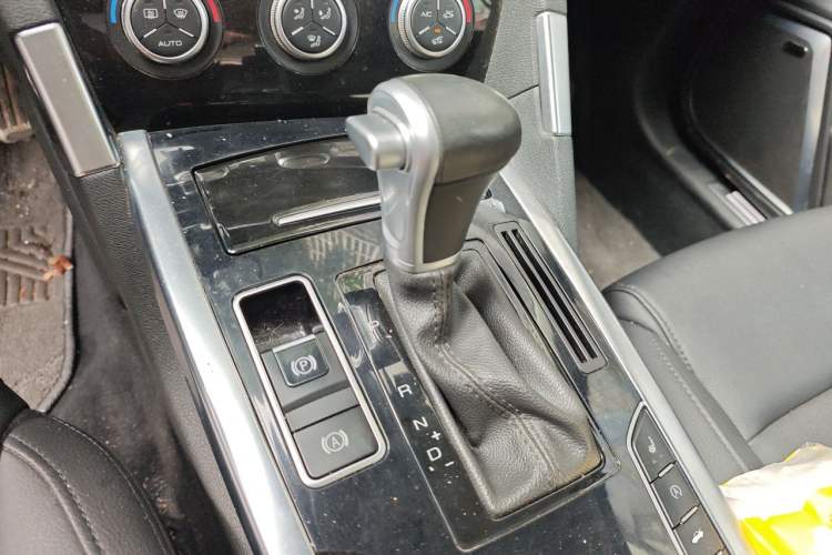 Used Haval H7 2017 Red-Label H7 2.0T Automatic Prestige Model Gear Lever