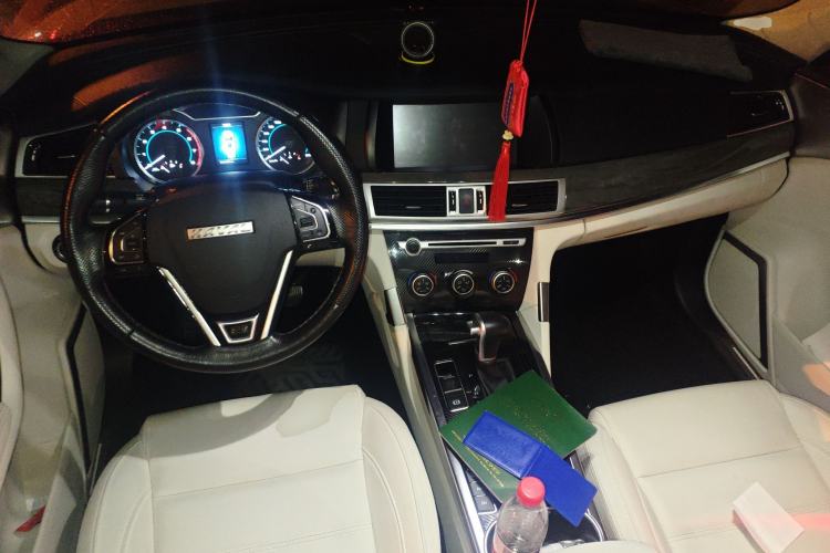 Used Haval H7 2017 Blue-Label H7L 2.0T Automatic Elite Model Center Console