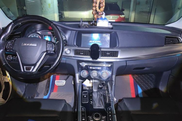 Used Haval H7 2017 Blue-Label H7L 2.0T Automatic Luxury Model Center Console