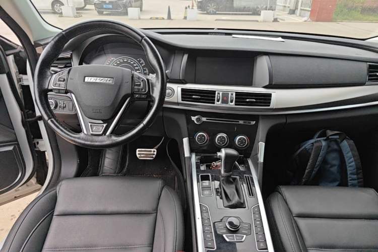 Used Haval H7 2017 Blue Label H7L 2.0T Automatic Prestige Model Center Console