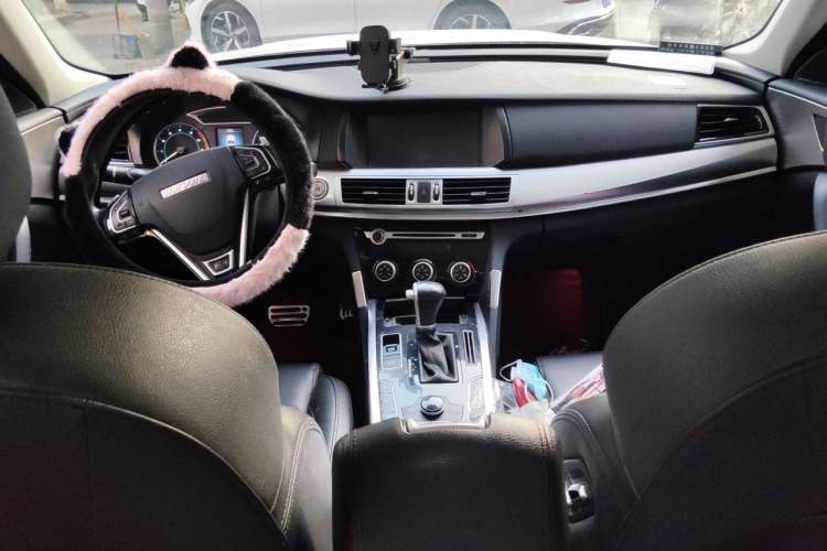 Used Haval H7 2017 Red-Label H7 2.0T Automatic Luxury Model Center Console