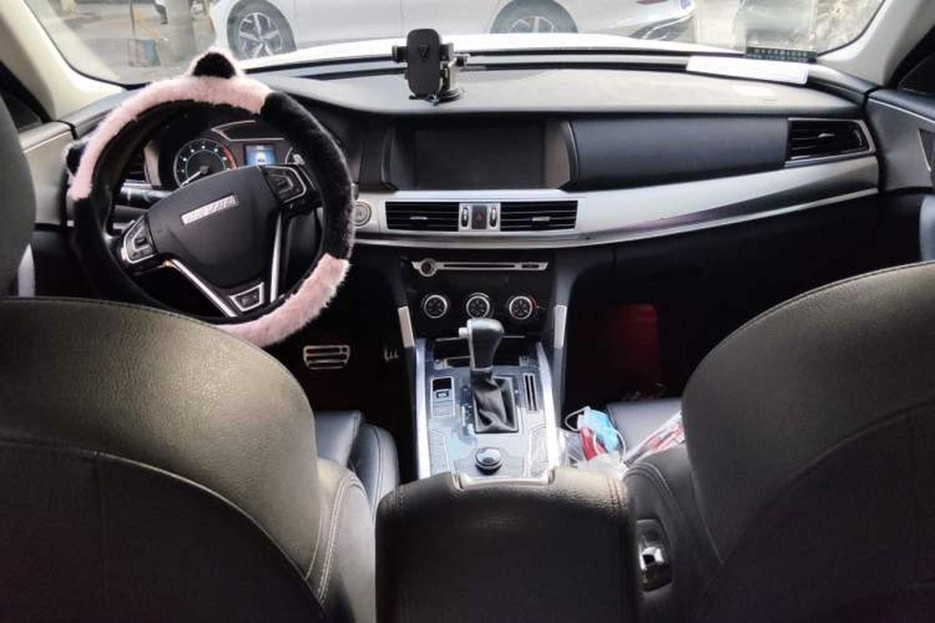 Used Haval H7 2017 Red-Label H7 2.0T Automatic Luxury Model Center Console
