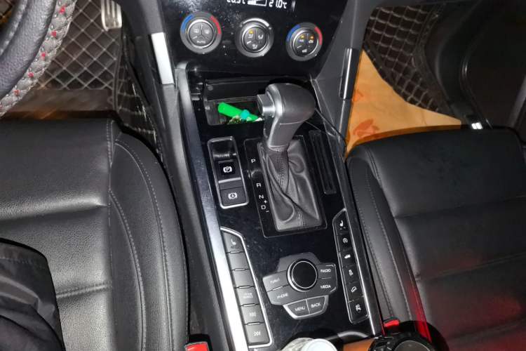 Used Haval H7 2017 Red-Label H7 2.0T Automatic Prestige Model Gear Lever