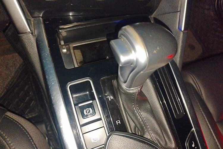 Used Haval H7 2017 Red-Label H7 2.0T Automatic Prestige Model Gear Lever