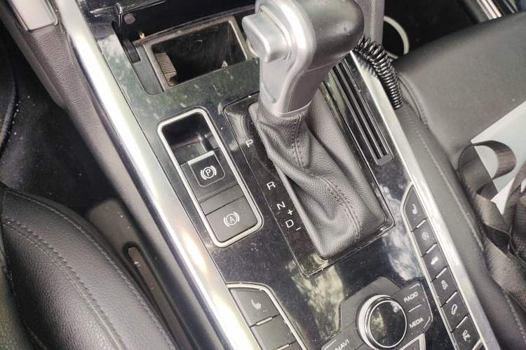 Used Haval H7 2017 Red-Label H7 2.0T Automatic Luxury Model Gear Lever
