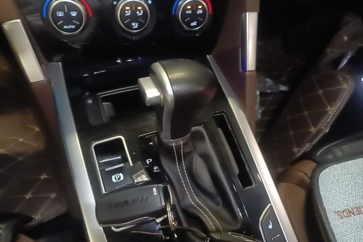 Used Haval H7 2018 Revised Version Blue-Label H7 2.0T Automatic Smart Enjoyment Trim Gear Lever