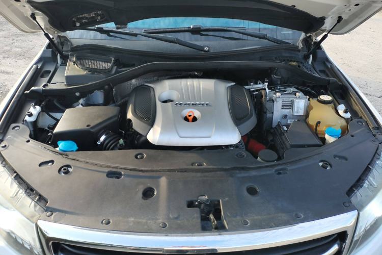 Used Haval H8 2015 2.0T Two-Wheel-Drive Luxury Version Engine Bay