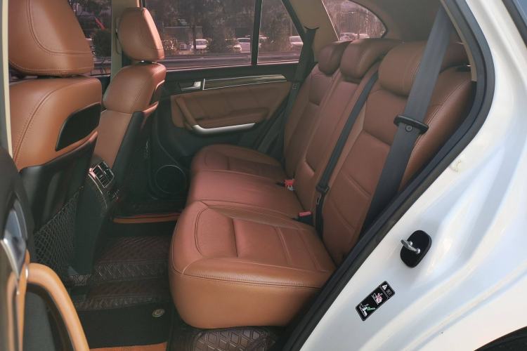Used Haval H8 2015 2.0T Two-Wheel-Drive Luxury Version Interior 4