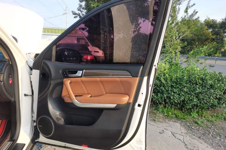 Used Haval H8 2015 2.0T Two-Wheel-Drive Luxury Version Interior 5