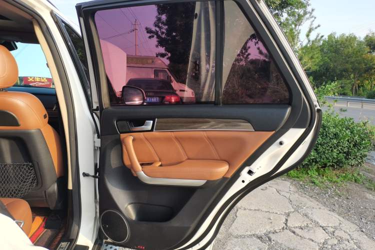 Used Haval H8 2015 2.0T Two-Wheel-Drive Luxury Version Interior 6