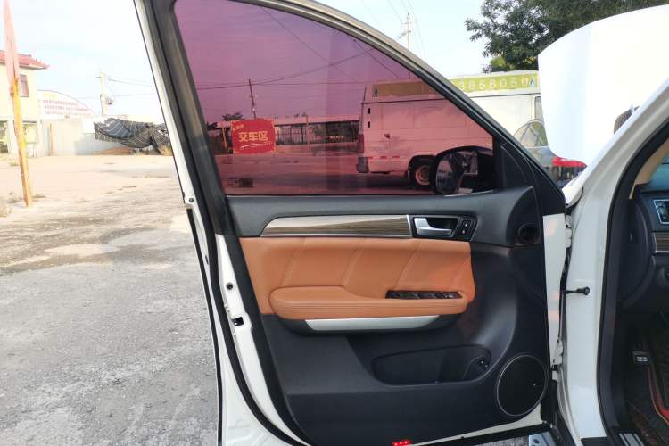 Used Haval H8 2015 2.0T Two-Wheel-Drive Luxury Version Interior 7