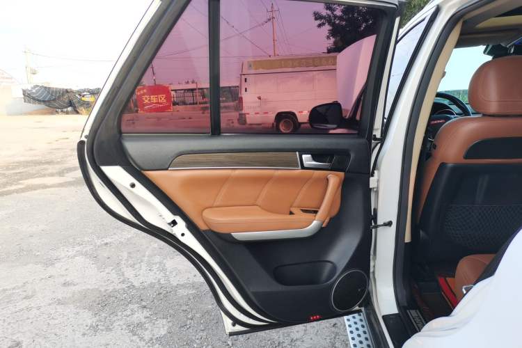 Used Haval H8 2015 2.0T Two-Wheel-Drive Luxury Version Interior 8