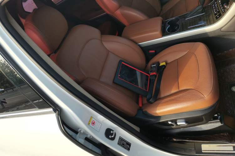 Used Haval H8 2015 2.0T Two-Wheel-Drive Luxury Version Right Front Seat