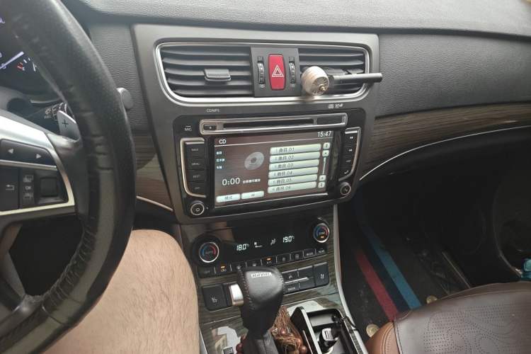 Used Haval H8 2015 2.0T Two-Wheel-Drive Standard Version Audio And AC Panel