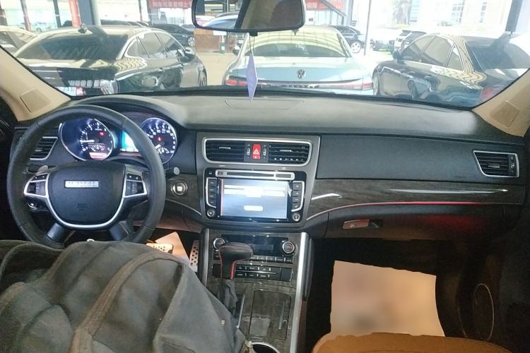 Used Haval H8 2015 2.0T Two-Wheel Drive Comfort Version Center Console