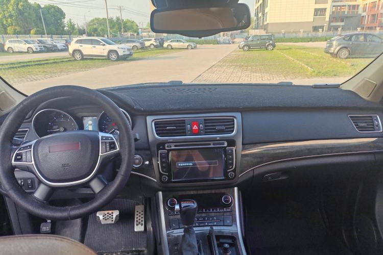 Used Haval H8 2015 2.0T Two-Wheel-Drive Luxury Version Center Console