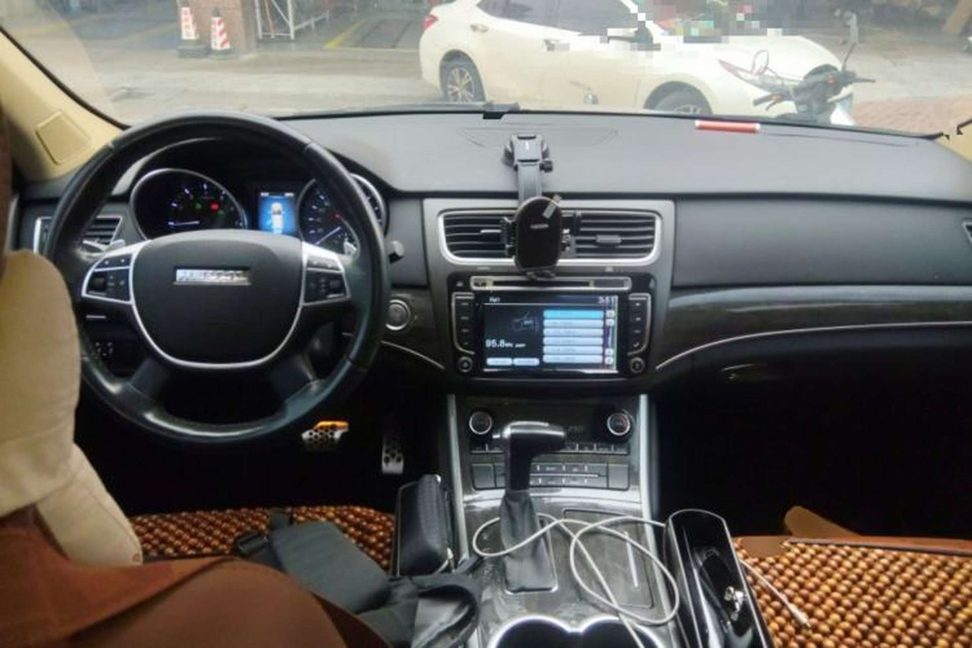 Used Haval H8 2015 2.0T Two-Wheel Drive Comfort Version Center Console