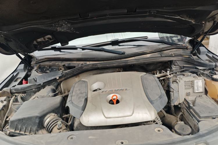 Used Haval H8 2015 2.0T Two-Wheel-Drive Standard Version Engine Bay