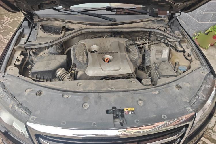 Used Haval H8 2015 2.0T Two-Wheel-Drive Standard Version Engine Bay