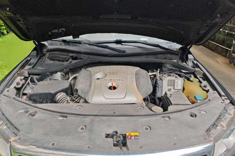 Used Haval H8 2015 2.0T Two-Wheel-Drive Standard Version Engine Bay