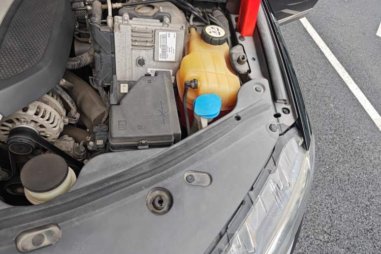 Used Haval H8 2015 2.0T Two-Wheel-Drive Luxury Version Engine Bay Left