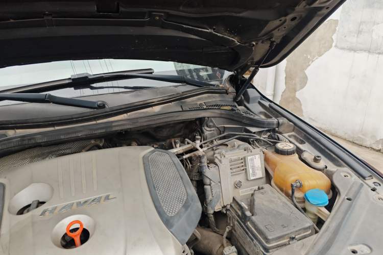 Used Haval H8 2015 2.0T Two-Wheel-Drive Standard Version Engine Bay Left